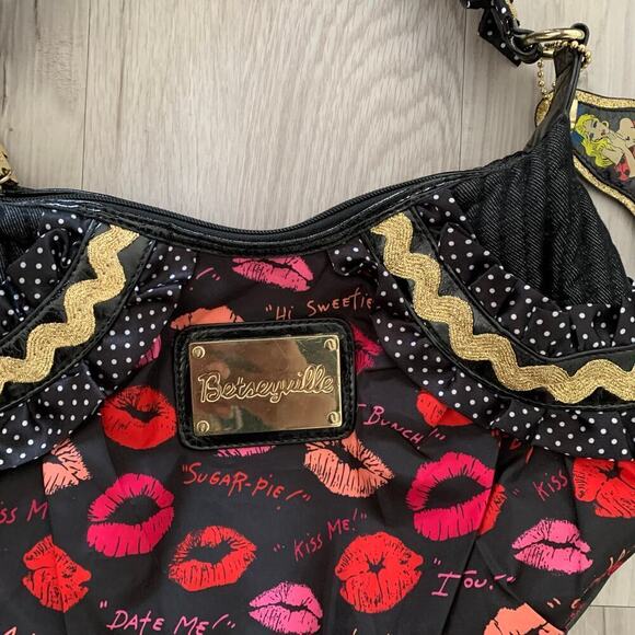 Betseyville Betsey Johnson Lips Shoulder Bag - Picture 6 of 7
